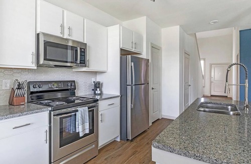 Waller Apartment | Landing | Beautiful 3BD, Gym, Pool
