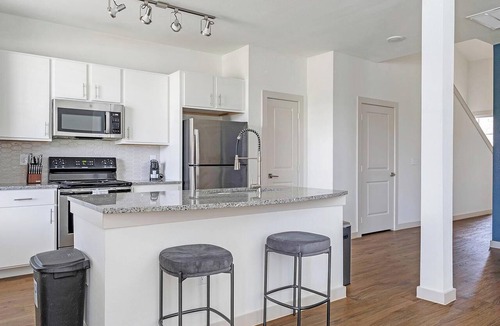 Waller Apartment | Landing | Beautiful 3BD, Gym, Pool