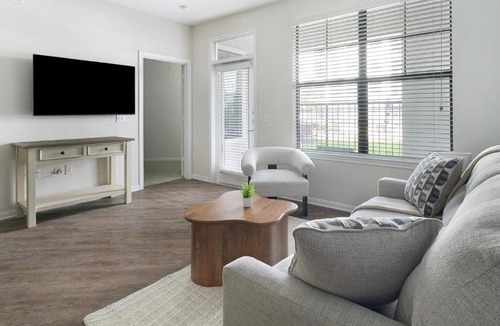 Northeast Houston Apartment | Landing Chic 1BD Game Room Gym
