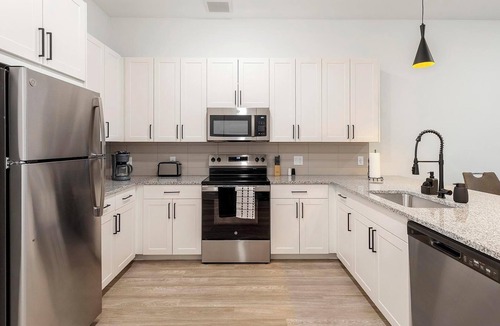 Denton Apartment | Landing | Chic 1BD, Gym, Courtyard