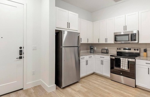 Denton Apartment | Landing | Chic 1BD, Gym, Courtyard