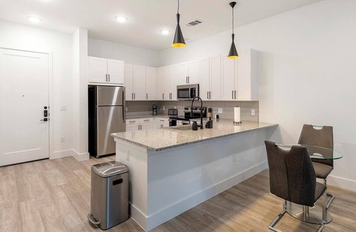 Denton Apartment | Landing | Chic 1BD, Gym, Courtyard