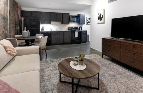 Downtown Memphis Apartment | Landing | Chic 2BD, Courtyard, Gym
