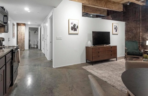 Downtown Memphis Apartment | Landing | Chic 2BD, Courtyard, Gym
