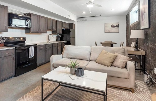 Downtown Memphis Apartment | Landing | Chic 2BD, Gym, Courtyard