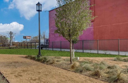 Deep Ellum Apartment | Landing | Chic 2BD, Rooftop Lounge, Pool