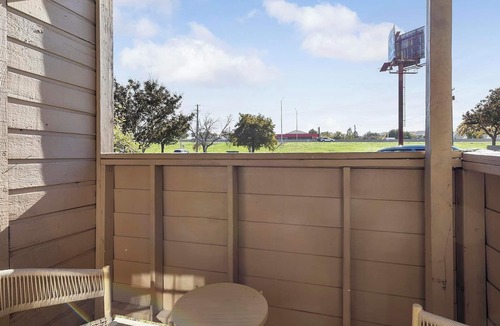 Denton Apartment | Landing | Incredible 2BD, Gym, Courtyard