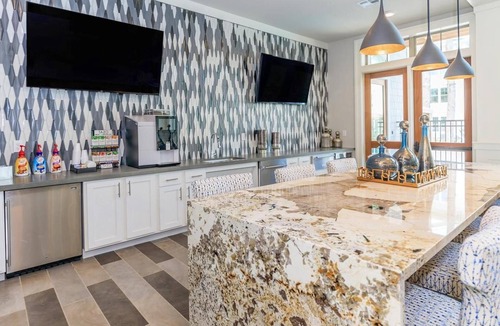 Spring Apartment | Landing | Modern 1BD, Courtyard, Gym
