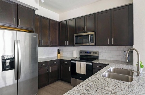 Conroe Apartment | Landing | Modern 1BD, Gym