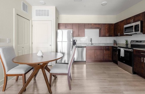 Lockhart Apartment | Landing | Modern 1BD, Gym, Pool