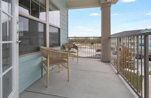 Lockhart Apartment | Landing | Modern 1BD, Pool, Gym