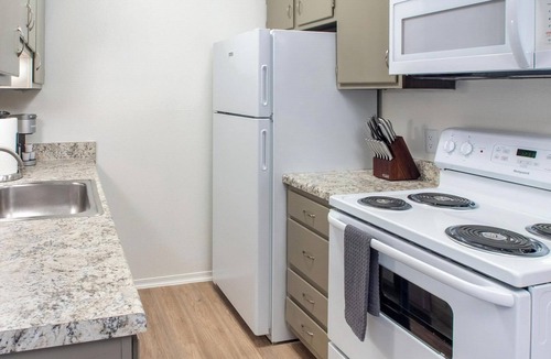 South Tulsa Apartment | Landing | Modern 1BD, Pool, Gym
