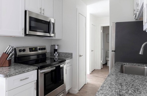 DeSoto Apartment | Landing | Modern 2BD, Pool, Tennis Court