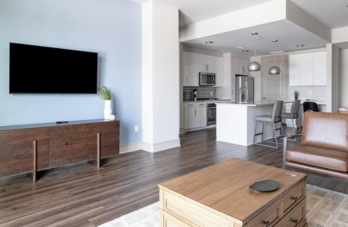 Houston Apartment | Landing | Modern 2BD, Pool, Gym