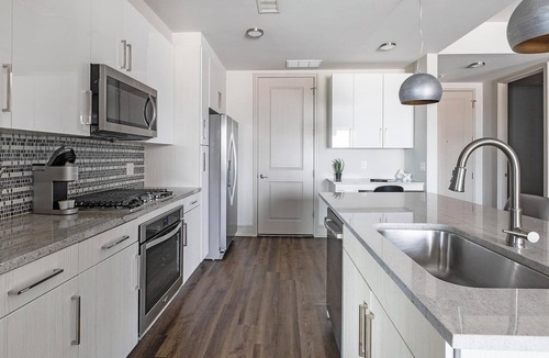 Houston Apartment | Landing | Modern 2BD, Pool, Gym
