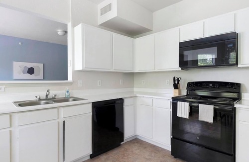 Humble Apartment | Landing | Modern 2BD, Pool, Gym