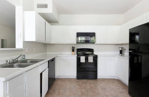 Humble Apartment | Landing | Modern 2BD, Pool, Gym