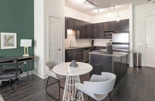 Dallas Design District Apartment | Landing | Modern Studio, Courtyard, Pool