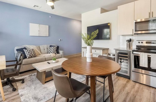 West Dallas Apartment | Landing | Modern Studio in Kessler Park