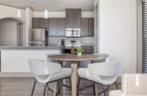 Manor Apartment | Landing Shadow Glen