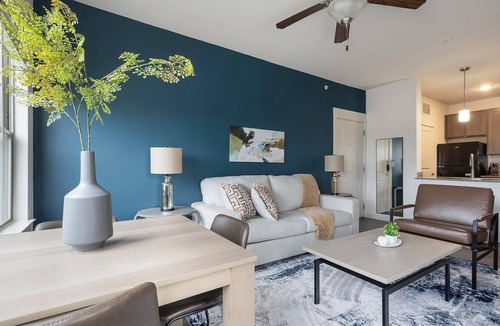 Lockhart Apartment | Landing | Spectacular 1BD, Gym, Pool
