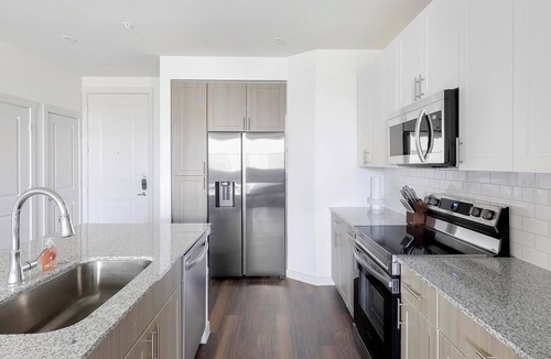 Fate Apartment | Landing | Spectacular 2BD, Pool, Clubhouse
