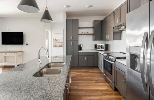 Ferndale Apartment | Landing | Stunning 1BD, Gym, Yoga Studio
