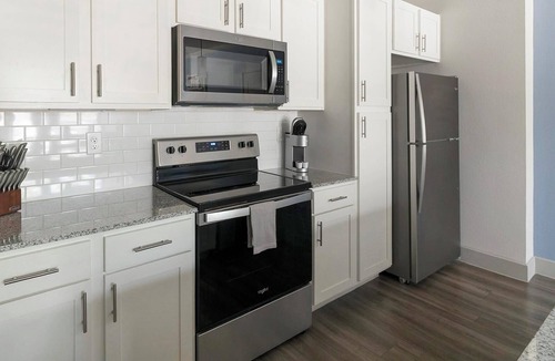 Spring Apartment | Landing | Stunning 1BD, Courtyard, Gym