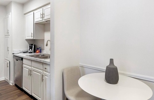 Denton Apartment | Landing | Stunning 1BD, Courtyard, Gym