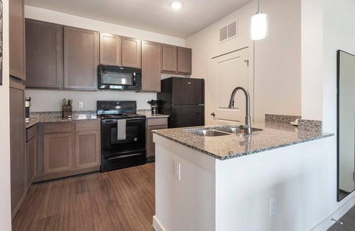 Lockhart Apartment | Landing | Stunning 1BD, Gym, Pool