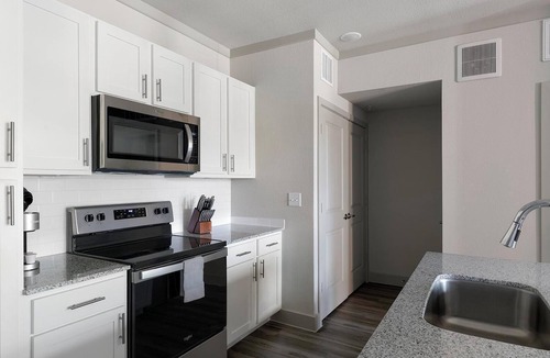 Spring Apartment | Landing | Stunning 1BD, Yoga Studio, Courtyard