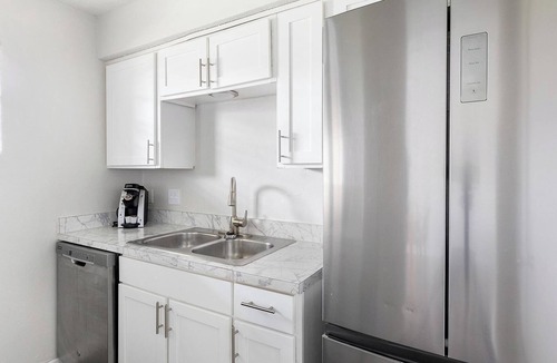 Denton Apartment | Landing | Stunning 2BD, Courtyard, Gym