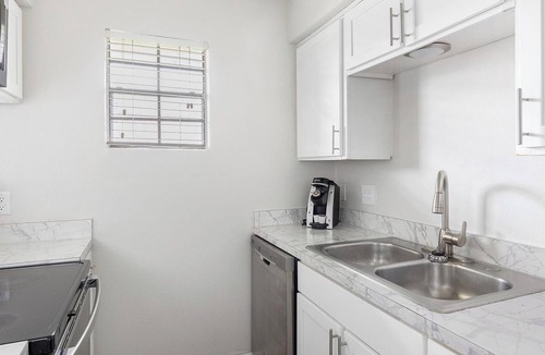 Denton Apartment | Landing | Stunning 2BD, Courtyard, Gym