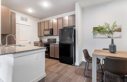 Lockhart Apartment | Landing | Stunning 2BD, Gym, Pool