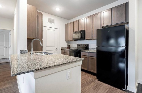 Lockhart Apartment | Landing | Stunning 2BD, Gym, Pool