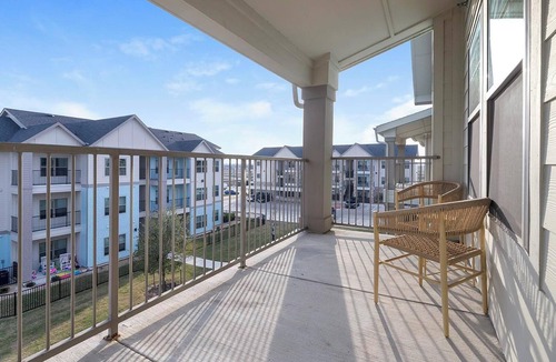 Lockhart Apartment | Landing | Stunning 2BD, Gym, Pool