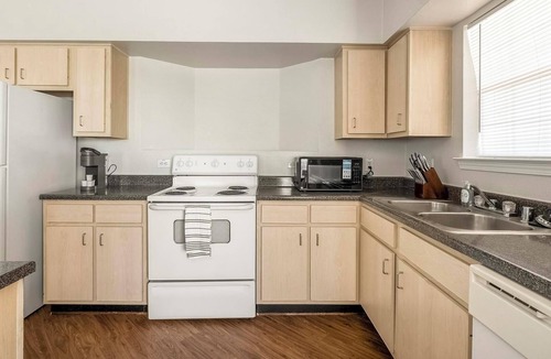 Southbelt/Ellington Apartment | Landing | Stunning 2BD, Gym, Clubhouse