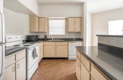 Southbelt/Ellington Apartment | Landing | Stunning 2BD, Gym, Clubhouse