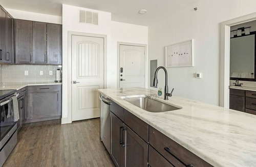 Denton Apartment | Landing | Stylish 1BD, Courtyard, Clubhouse