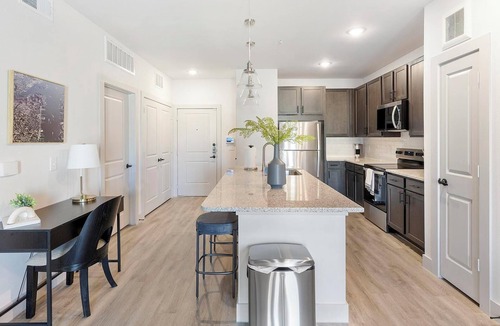 Corinth Apartment | Landing | Stylish 1BD in Corinth
