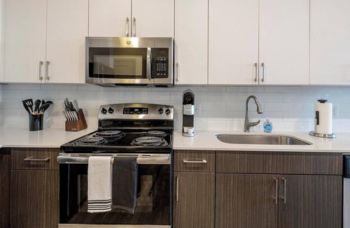 Central Arlington Apartment | Landing | Stylish 2BD, Clubhouse, Gym