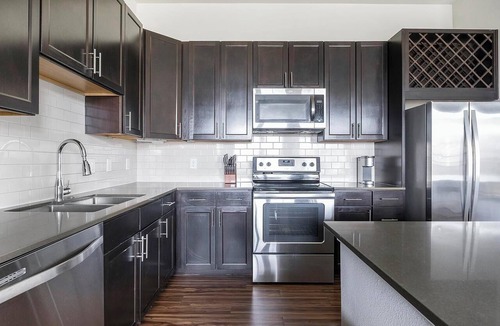 Klein Apartment | Landing | Stylish 2BD, Gym, Clubhouse