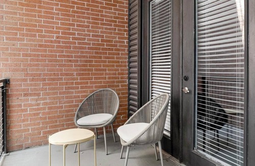 Dallas Design District Apartment | Landing | Stylish 2BD, Pool, Courtyard