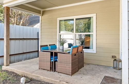 Oak Cliff House | Large 3BD 2BR Lower Bishop Arts Near Downtown Dallas