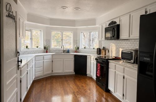 Kilgore House | Large 3BR Home Sleeps 14 Near Everything