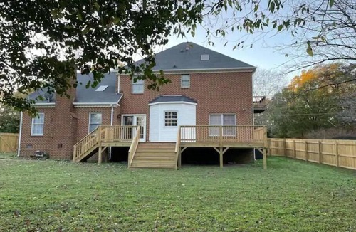 Gloucester Point House | Large 4bed 2.5b home w/fenced in back yard & deck