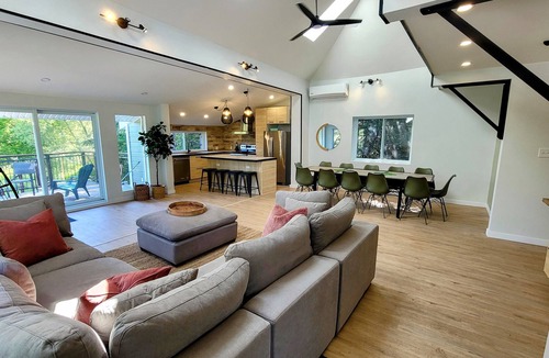Val Morin Ski Chalet | Large cottage with 9-seater hot tub on the North River
