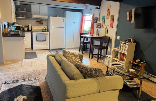 Government Hill Apartment | Large Govt hill studio-near downtown
