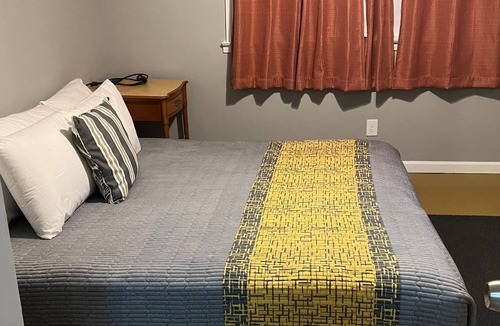 Whitehaven House | Large home sleeps 25 near Airport