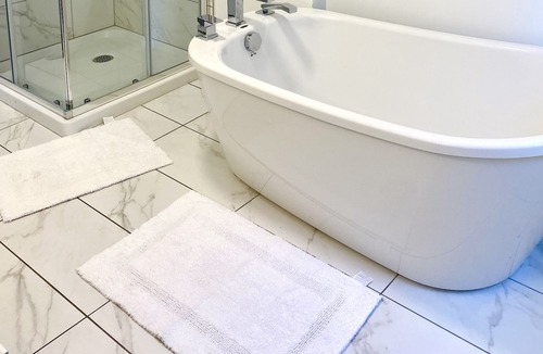 Lafleche Apartment | Large Luxurious Condo, 15 mins from Downtown and Dix30